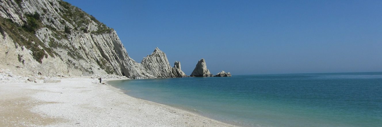 Mare, monti e poesia: trekking al Conero e la Recanati di Leopardi (Marche)