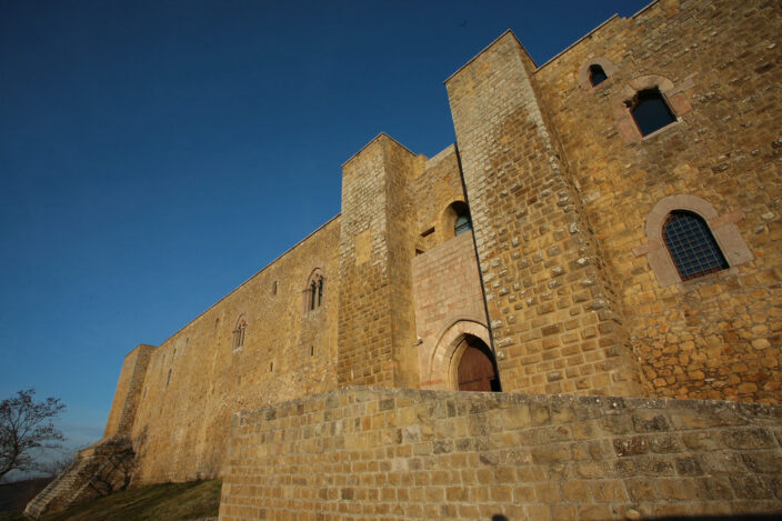 L'imponente facciata in arenaria del castello di Lagopesole