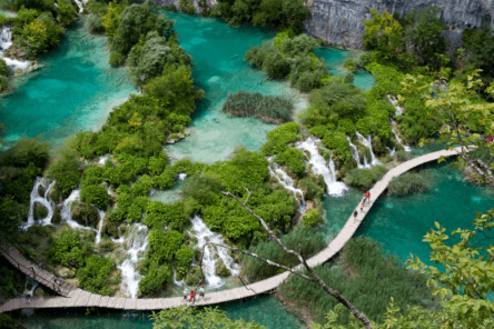 Il trionfo dell’acqua. La magia dei Laghi di Plitvice e le più belle grotte della Slovenia