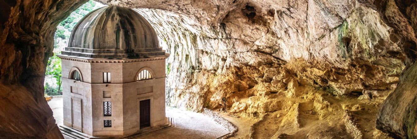 GOLA DELLA ROSSA E FRASASSI: trekking tra le grotte più belle d’Italia (Marche)