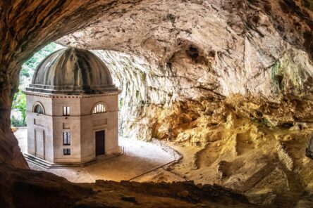 GOLA DELLA ROSSA E FRASASSI: trekking tra le grotte più belle d’Italia (Marche)